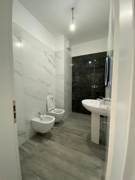 Tirane, jepet me qera zyre Kati 6, 70 m² 740 € (Komuna e Parisit)