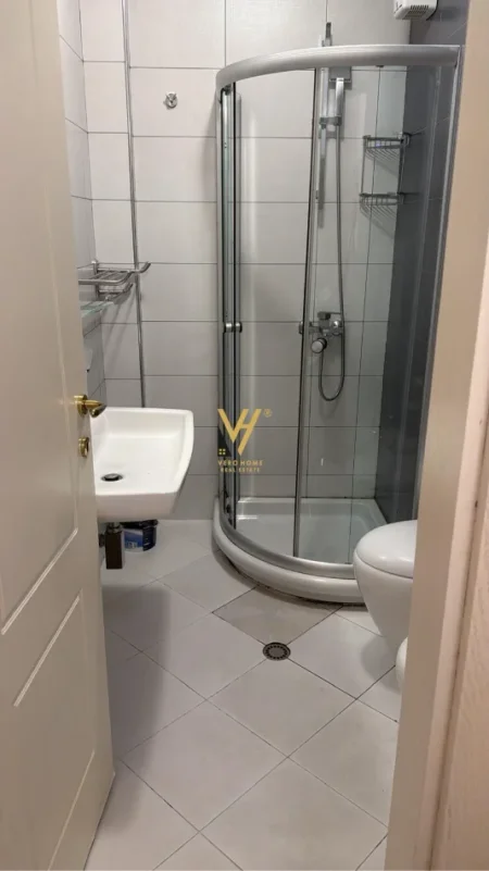 Tirane, jepet me qera apartament 2+1+Ballkon Kati 4, 100 m² 1.000 € (RRUGA MARKO BOCARI)