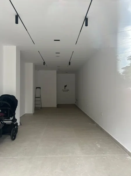 Tirane, jepet me qera dyqan Kati 0, 45 m² 900 € (PAZARI I RI)