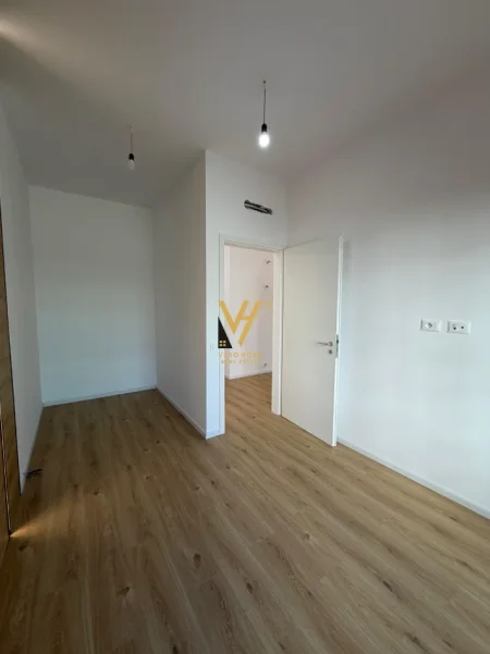 Tirane, jepet me qera ambjent biznesi Kati 1, 60 m² 500 € (ALI DEMI)