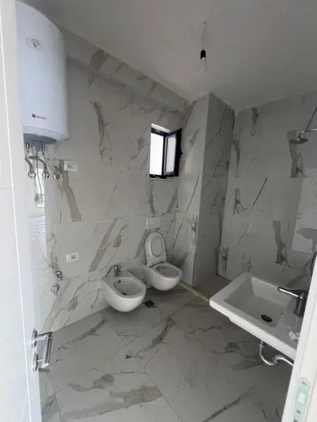Tirane, jepet me qera zyre Kati 2, 103 m² 800 € (xhanfize keko)