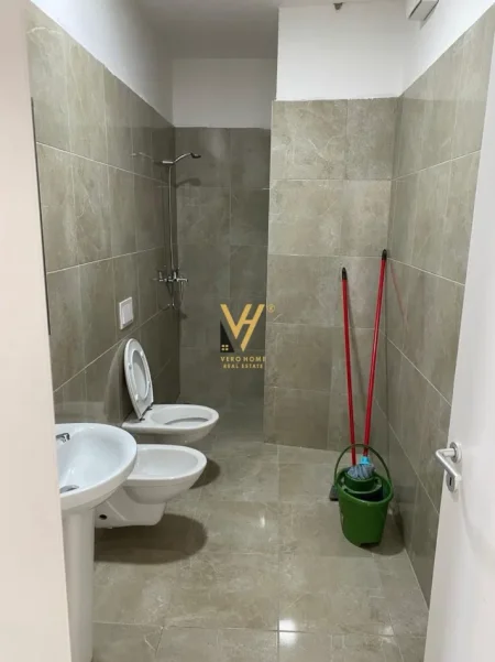 Tirane, jepet me qera zyre Kati 2, 90 m² 820 € (PAZARI I RI)