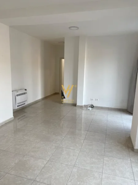 Tirane, jepet me qera zyre Kati 2, 90 m² 820 € (PAZARI I RI)