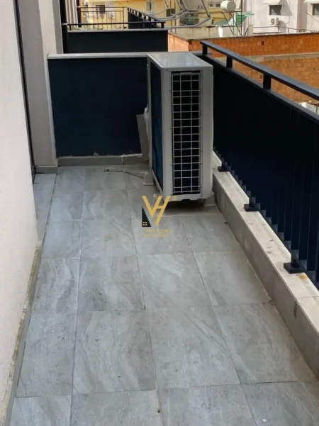 Tirane, jepet me qera zyre Kati 2, 90 m² 820 € (PAZARI I RI)