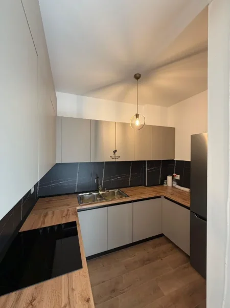 Tirane, jepet me qera apartament 2+1 Kati 1, 108 m² 700 € (CASA ITALIA)