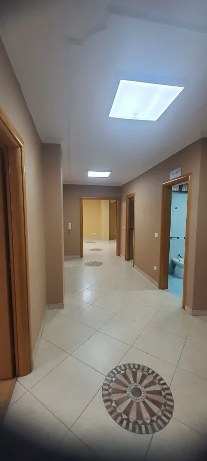 Tirane, jepet me qera zyre Kati 3, 160 m² 1.200 € (SELVIA)