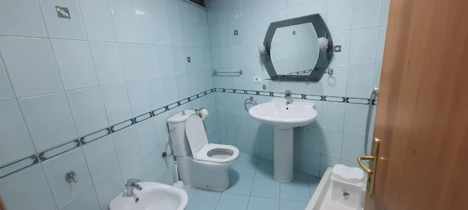 Tirane, jepet me qera zyre Kati 3, 160 m² 1.200 € (SELVIA)