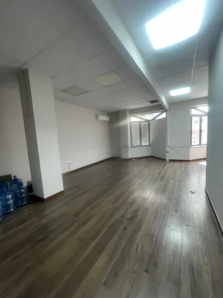 Tirane, jepet me qera zyre Kati 2, 220 m² 2.200 € (STACIONI I TRENIT)