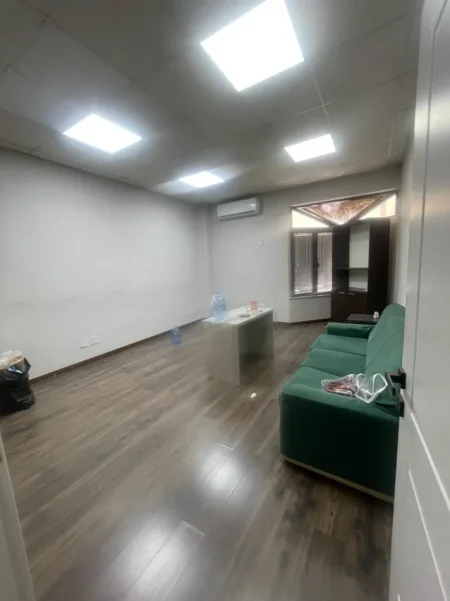Tirane, jepet me qera zyre Kati 2, 220 m² 2.200 € (STACIONI I TRENIT)