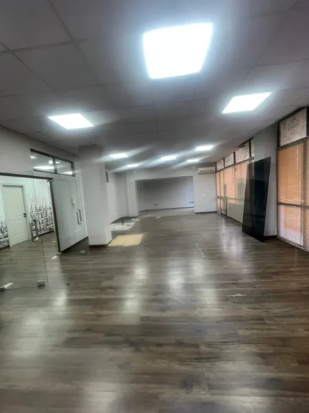 Tirane, jepet me qera zyre Kati 2, 220 m² 2.200 € (STACIONI I TRENIT)