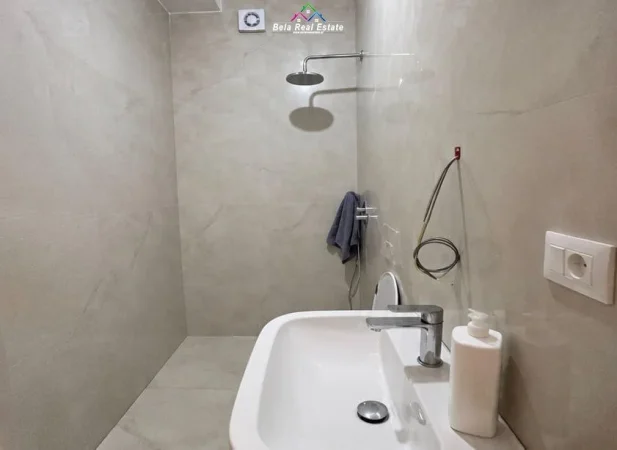 Tirane, jepet me qera apartament 1+1 Kati 4, 420 € (Ali Demi)