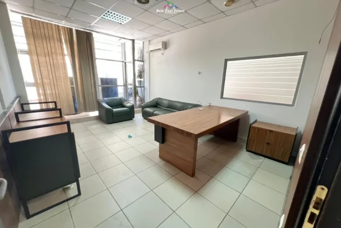 Tirane, jepet me qera zyre Kati 1, 500 m² 7.000 € (stadiumi dinamo)