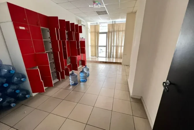 Tirane, jepet me qera zyre Kati 1, 500 m² 7.000 € (stadiumi dinamo)