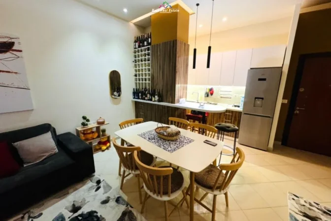 Tirane, jepet me qera 1+1 Kati 2, 70 m² 680 € 