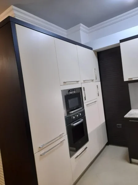 Tirane, jepet me qera apartament 2+1 Kati 5, 80 m² 500 € (VILAT GJERMANE)