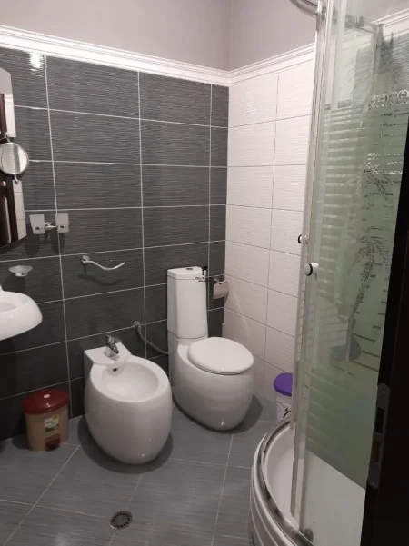 Tirane, jepet me qera apartament 2+1 Kati 5, 80 m² 500 € (VILAT GJERMANE)