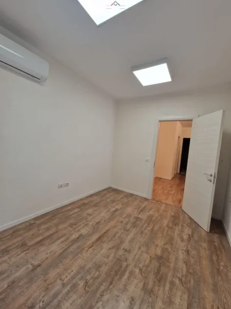 Tirane, jepet me qera zyre Kati 1, 75 m² 680 € (dritan hoxha)