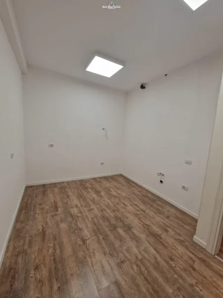 Tirane, jepet me qera zyre Kati 1, 75 m² 680 € (dritan hoxha)