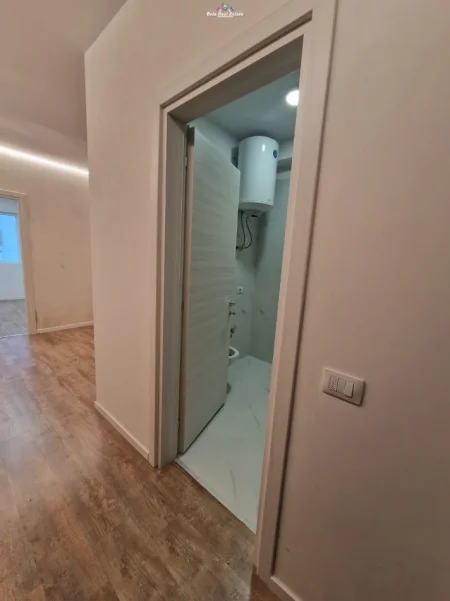 Tirane, jepet me qera zyre Kati 1, 75 m² 680 € (dritan hoxha)