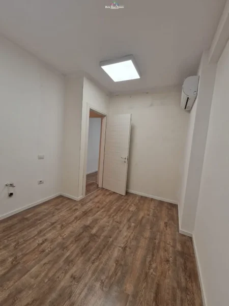 Tirane, jepet me qera zyre Kati 1, 75 m² 680 € (dritan hoxha)