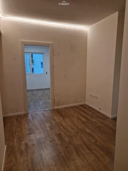 Tirane, jepet me qera zyre Kati 1, 75 m² 680 € (dritan hoxha)