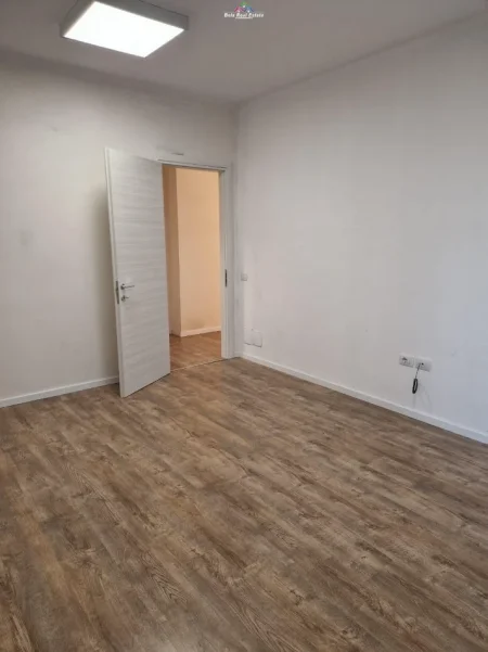 Tirane, jepet me qera zyre Kati 1, 75 m² 680 € (dritan hoxha)