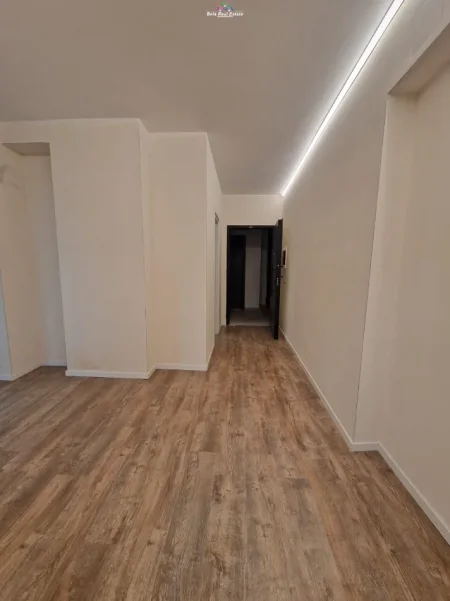 Tirane, jepet me qera zyre Kati 1, 75 m² 680 € (dritan hoxha)