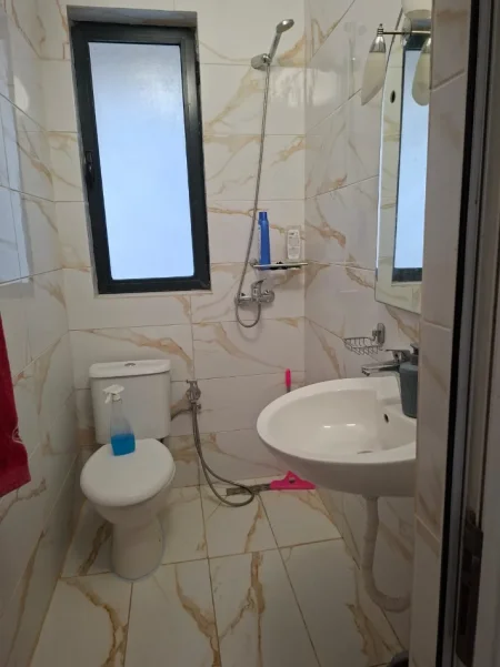 Tirane, jepet me qera apartament 1+1 Kati 1,