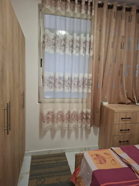 Tirane, jepet me qera apartament 1+1 Kati 1,