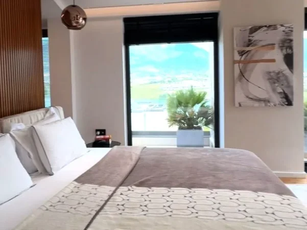Tirane, jepet me qera Vile Vile 3 Katshe Kati 4, 300 m² 5.000 € 