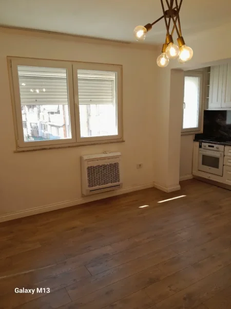 Tirane, jepet me qera ambjent biznesi Kati 2, 700 m² 700 € (Rruga Mine Peza, Prane Kafe Flora)
