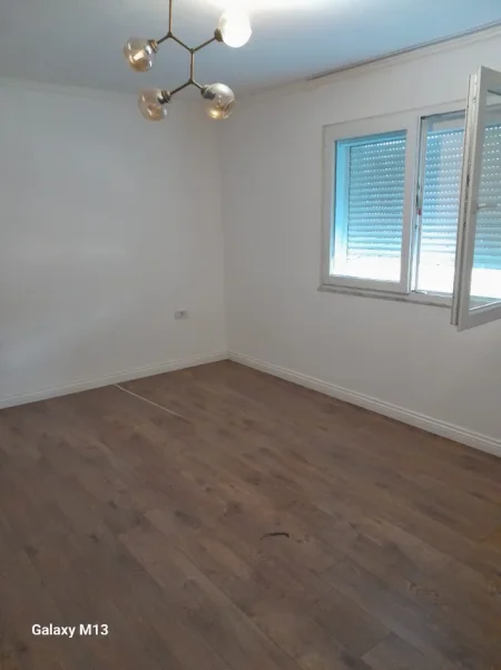 Tirane, jepet me qera ambjent biznesi Kati 2, 700 m² 700 € (Rruga Mine Peza, Prane Kafe Flora)