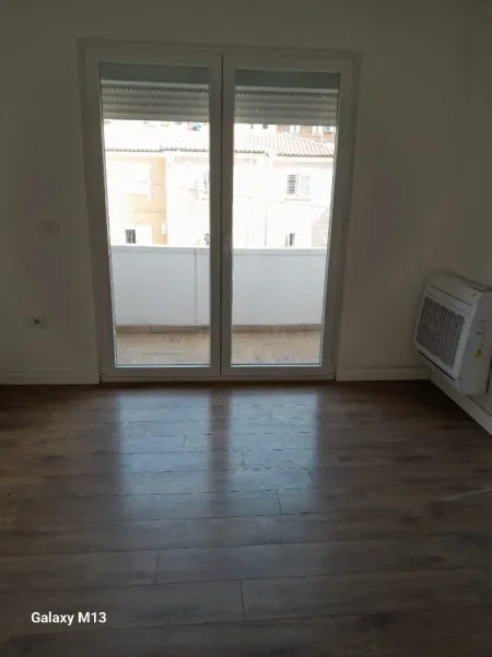 Tirane, jepet me qera ambjent biznesi Kati 2, 700 m² 700 € (Rruga Mine Peza, Prane Kafe Flora)