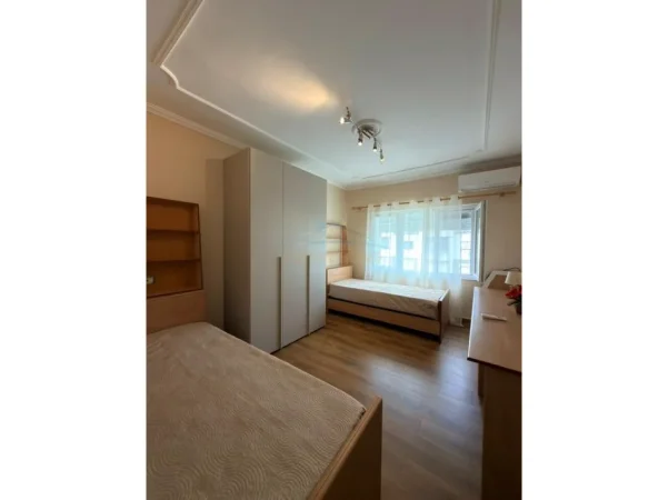 Tirane, jepet me qera apartament 2+1 Kati 4, 88 m² 1.000 € (Pazari i Ri)