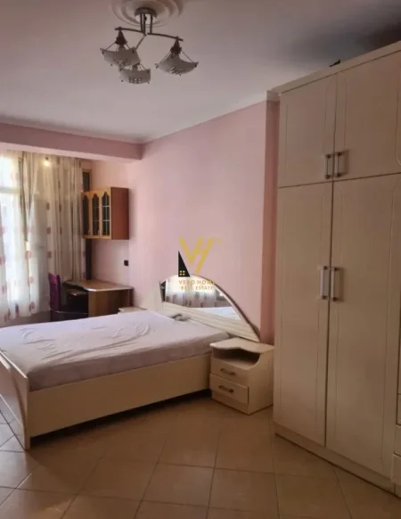 Tirane, jepet me qera apartament 2+1+Ballkon Kati 4, 100 m² 520 € (UNAZA E RE)