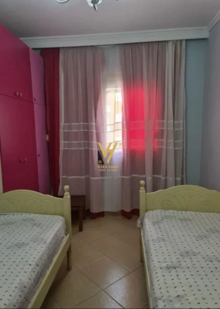 Tirane, jepet me qera apartament 2+1+Ballkon Kati 4, 100 m² 520 € (UNAZA E RE)