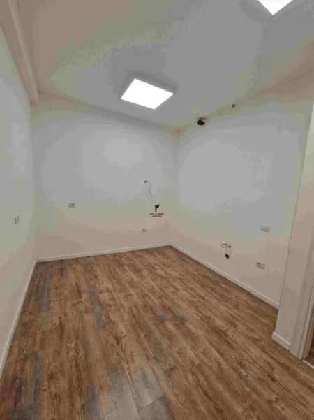 Tirane, jepet me qera zyre Kati 1, 75 m² 650 € (LAPRAKE)