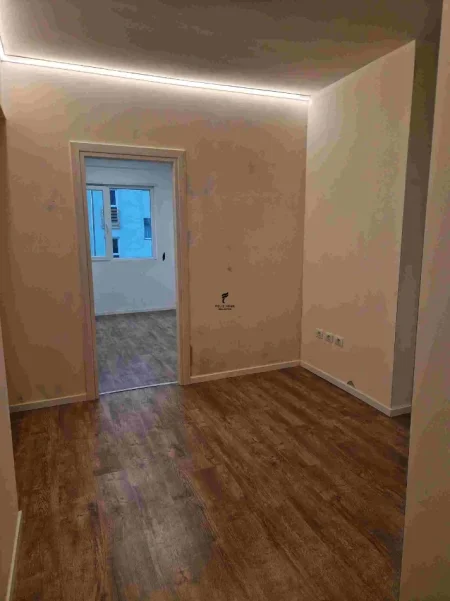 Tirane, jepet me qera zyre Kati 1, 75 m² 650 € (LAPRAKE)