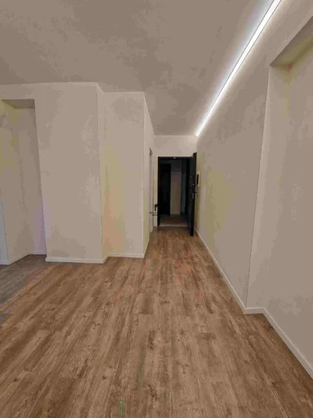 Tirane, jepet me qera zyre Kati 1, 75 m² 650 € (LAPRAKE)