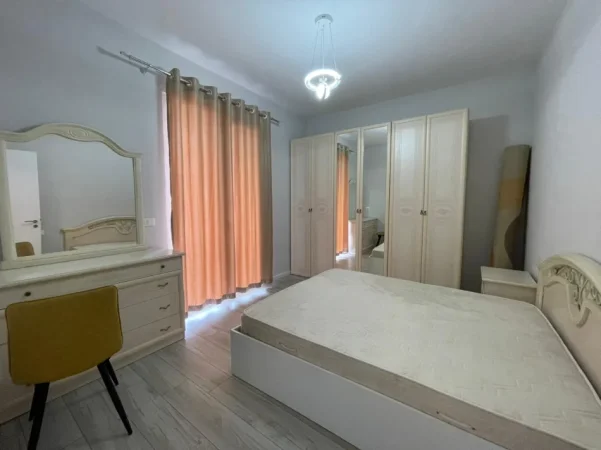 Tirane, jepet me qera apartament 1+1 Kati 5, 70 m² 700 € (Komuna e Parisit)
