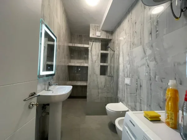 Tirane, jepet me qera apartament 1+1 Kati 5, 70 m² 700 € (Komuna e Parisit)