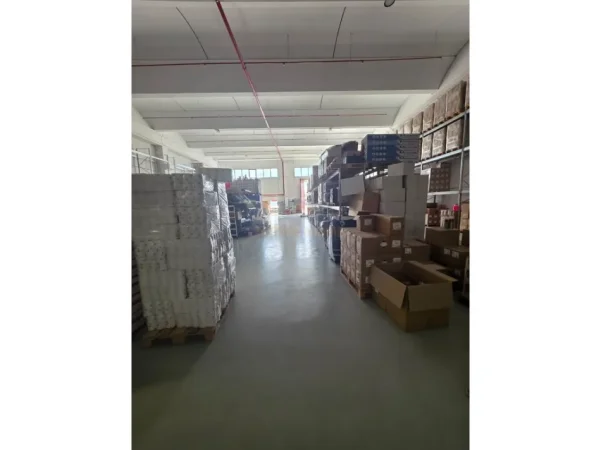 Tirane, shitet magazine , 1.000 m² 1.800.000 € (AUTOSTRADA TIRANE DURRES)