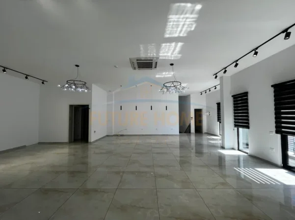 Tirane, jepet me qera ambjent biznesi Kati 1, 250 m² 3.500 € (ARLIS , FARMACIA 10 , RRUGA E DIBRES)