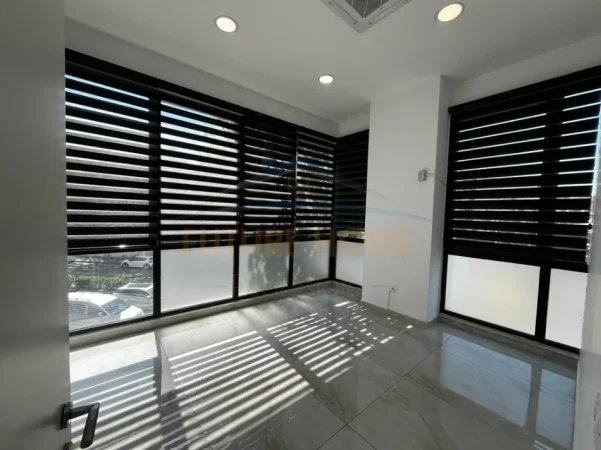 Tirane, jepet me qera ambjent biznesi Kati 1, 250 m² 3.500 € (ARLIS , FARMACIA 10 , RRUGA E DIBRES)