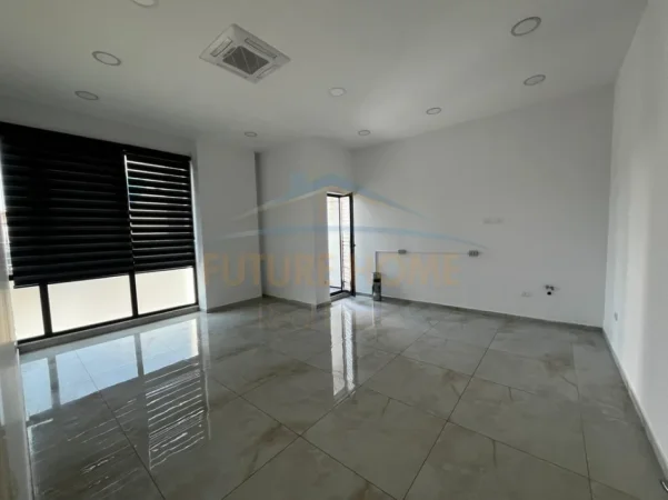 Tirane, jepet me qera ambjent biznesi Kati 1, 250 m² 3.500 € (ARLIS , FARMACIA 10 , RRUGA E DIBRES)