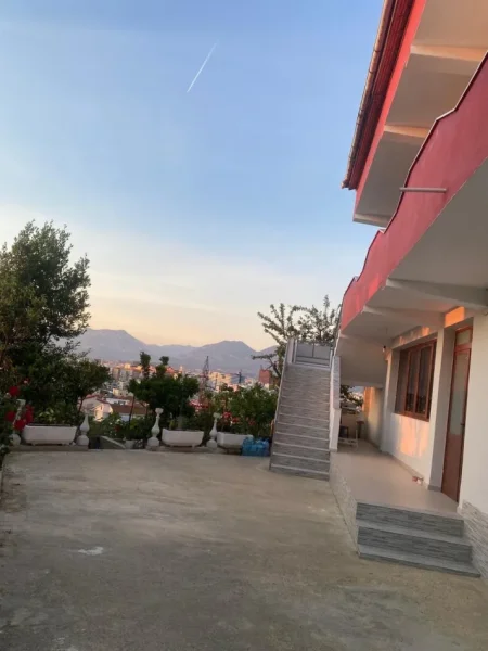 Tirane, shitet apartament 4+1 Kati 1, 245 m² 550000 € (Selitë)