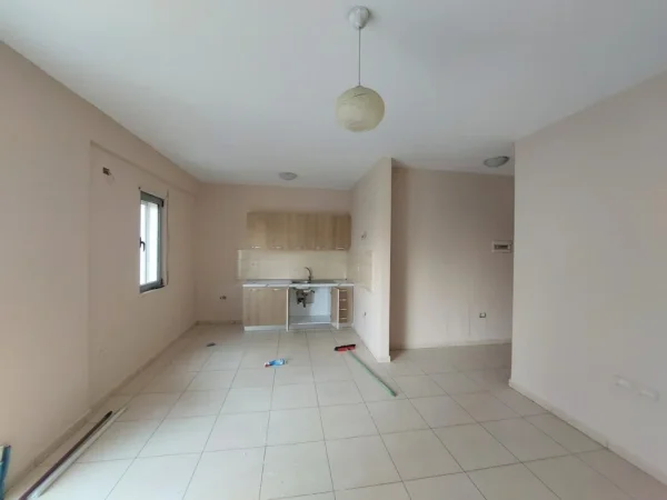 Tirane, jepet me qera apartament 1+1 Kati 2, 60 m² 400 € (Rruga 5 Maji)