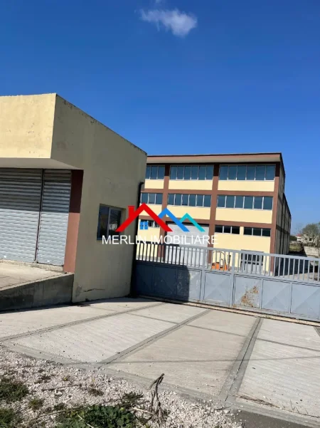 Durres,  Xhafzotaj, shitet ambjent biznesi, 3 kateshe me 3.000 m² ndertim, per 2.100.000 € .