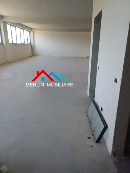 Durres,  Xhafzotaj, shitet ambjent biznesi, 3 kateshe me 3.000 m² ndertim, per 2.100.000 € .