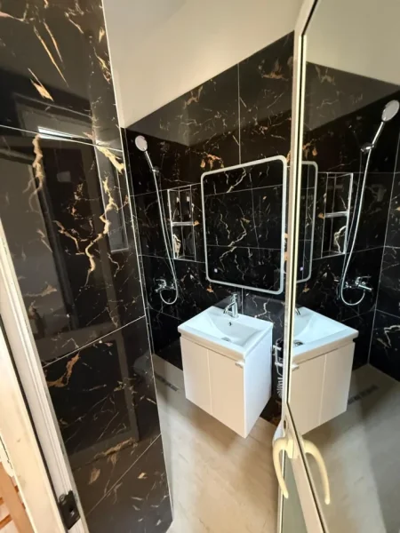 Tirane, jepet me qera apartament 1+1 Kati 2, 25 m² 250 € (Qytet Studenti)